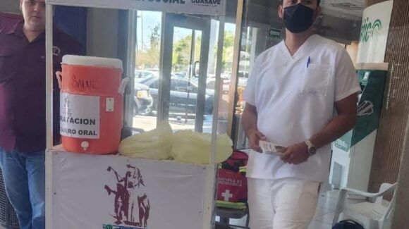 ¡El calor lo amerita! Más de 80 litros de suero reparten diario en puntos de hidratación de Guasave