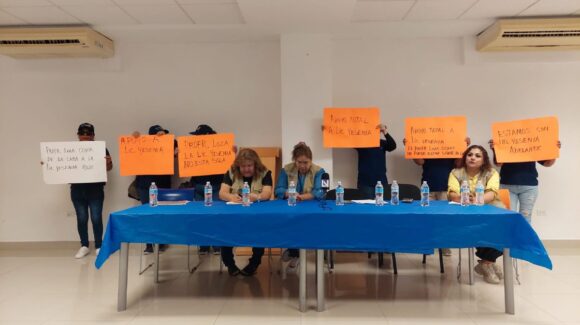 Suspenden colectivos rueda de prensa donde fijarían posicionamiento de apoyo a Oscar Loza; guerreros azules irrumpen en el lugar 