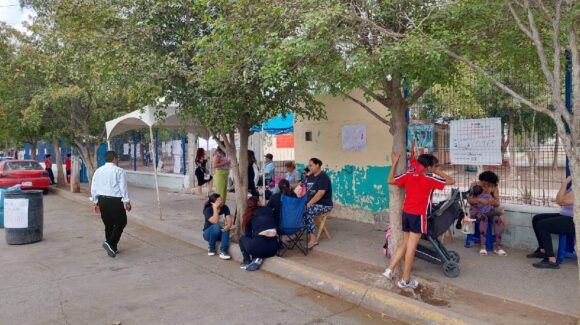 Madres de familia toman instalaciones de la primaria Francisco I. Madero en el infonavit Macapule