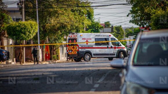 ¡Estaba escondido! Trasladan a un hospital a presunto gatillero herido en balacera de Tierra Blanca, Culiacán