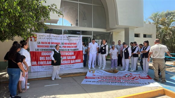 Por falta de insumos y violación a sus derechos; trabajadores de la salud se manifiestan en Guasave