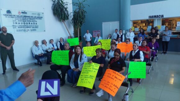 Se reúnen autoridades de Salud estatal con trabajadores manifestantes, hay avances en negociación: Rocha