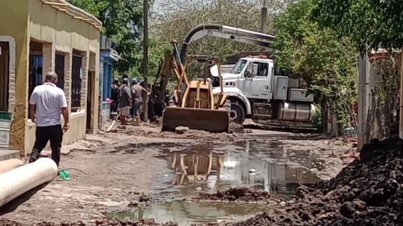 Jumapam realiza mantenimiento correctivo en red hidrosanitaria de El Roble, Mazatlán