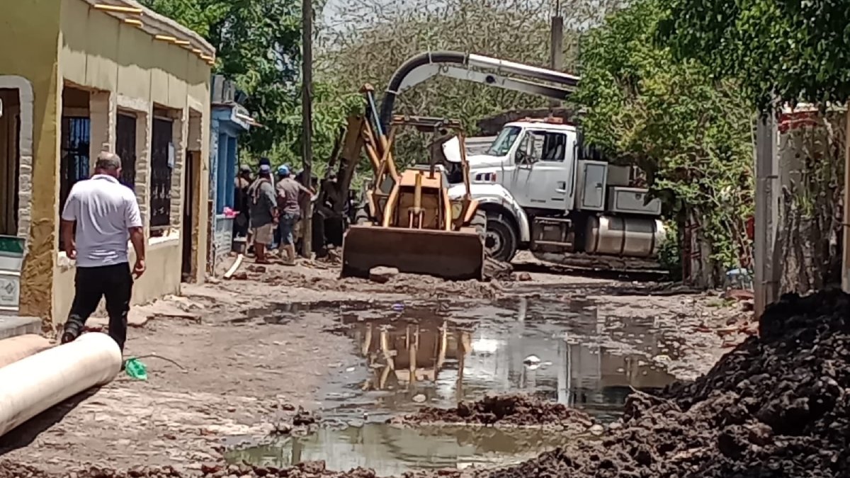 Jumapam realiza mantenimiento correctivo en red hidrosanitaria de El Roble, Mazatlán