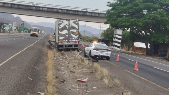 Tráiler se impacta contra valla metálica en la autopista Villa Unión–Tepic, en Escuinapa