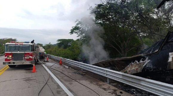 Tráiler se sale del camino y muere conductor en Mazatlán