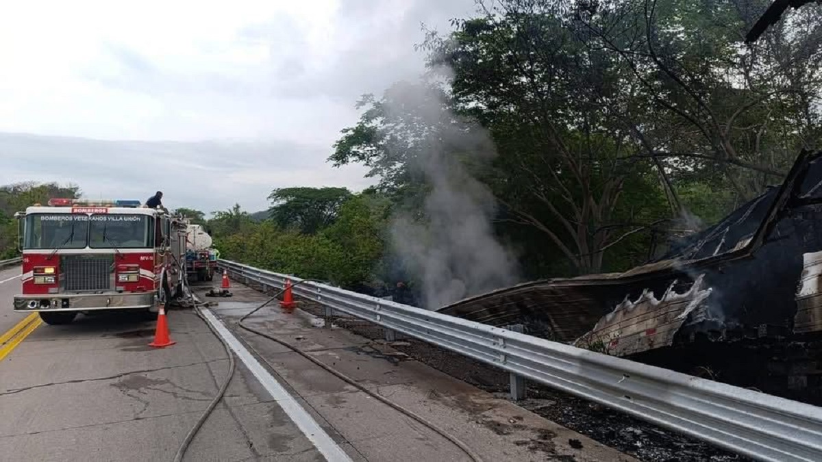 Tráiler se sale del camino y muere conductor en Mazatlán