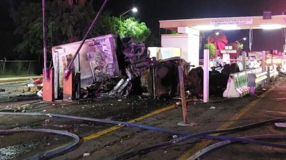 Tragedia en Angostura: tráiler se impacta contra caseta de “Las Brisas” y se incendia; mueren tres personas