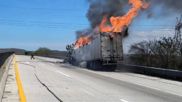 Incendio de tráiler provoca cierre total de la vialidad en el libramiento Mazatlán-Villa Unión