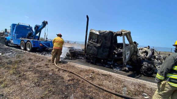 Se incendia tráiler con rollos de acero en la maxipista a la altura de San Ignacio; chofer es rescatado por compañeros