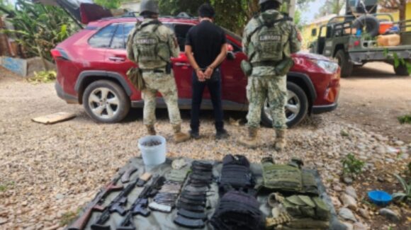 Un civil, tres armas largas y un vehículo fueron asegurados en Estación Rosales, Culiacán