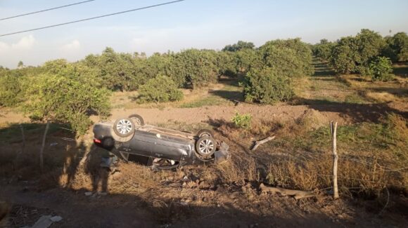 Una conductora y dos menores vuelcan en la carretera Guasave-León Fonseca