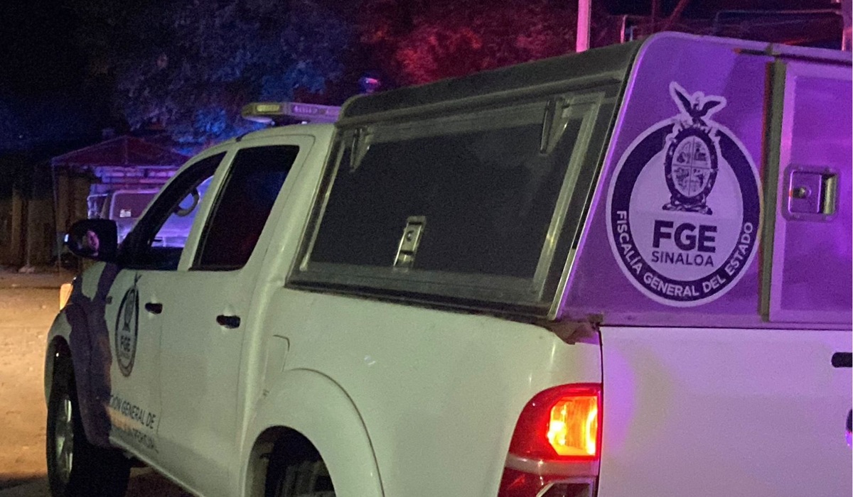 Vehículo de la Unidad de Investigación Pericial de la Fiscalía de Sinaloa de noche