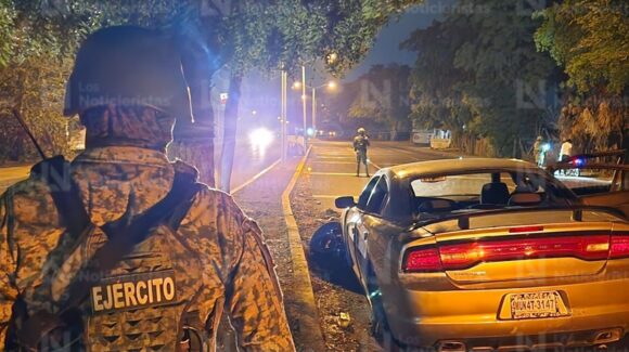 Hallan Charger chocado y con impactos, tras persecución a balazos en Navolato