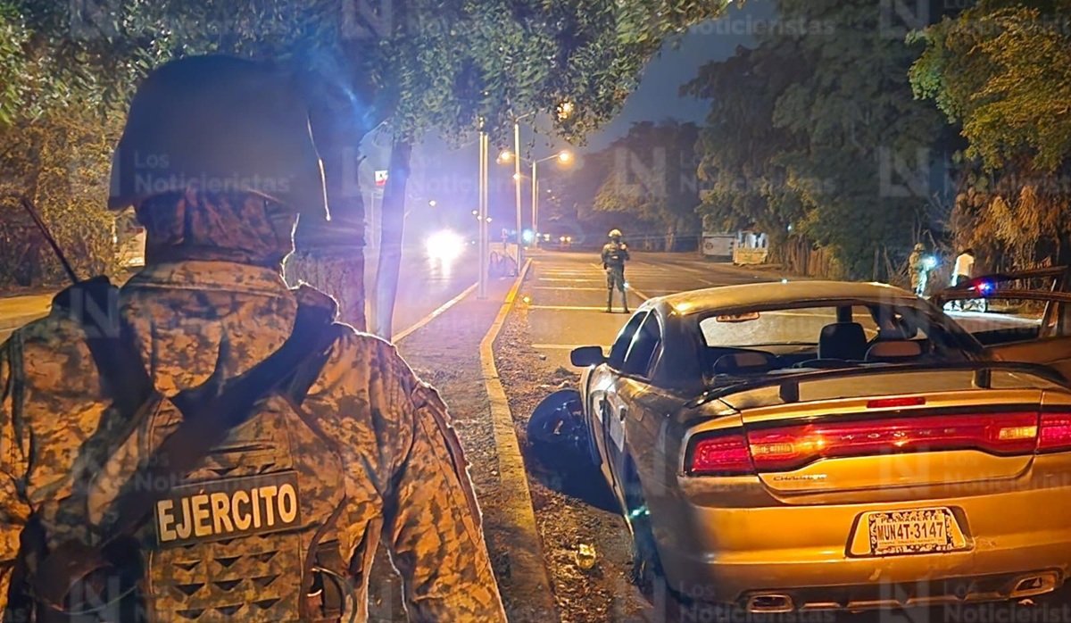 Hallan vehículo Charger abandonado y baleado en carretera Culiacán-Navolato