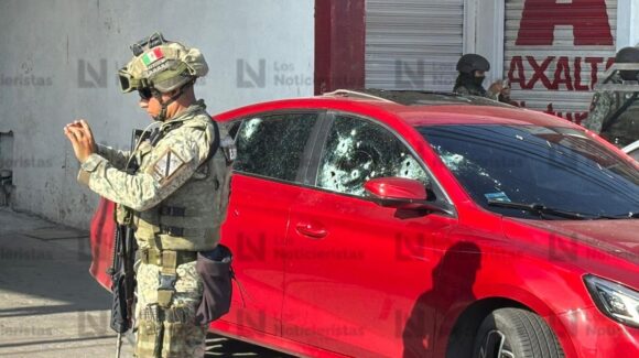 Atacan a balazos tres vehículos estacionados afuera de un taller en la Miguel Hidalgo de Culiacán