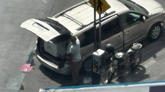 ¡De aguaje! Conductor es captado vendiendo presuntamente cerveza en plena Zona Dorada de Mazatlán ¿Y la Ley Seca?