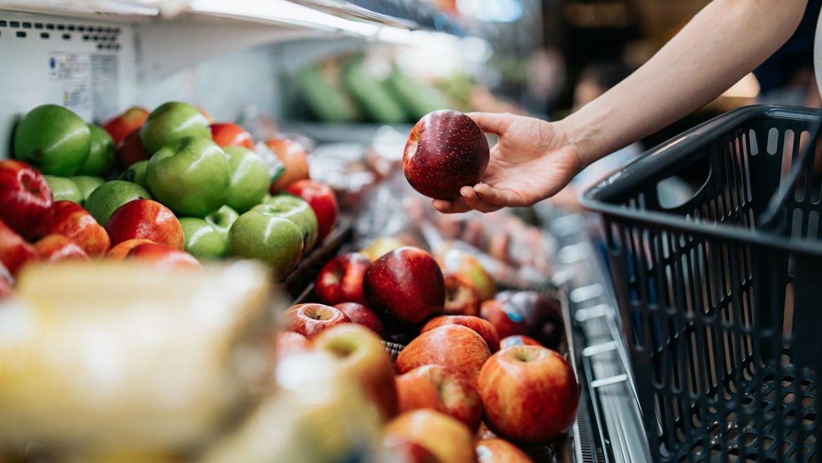 Manzanas a la venta en supermercado