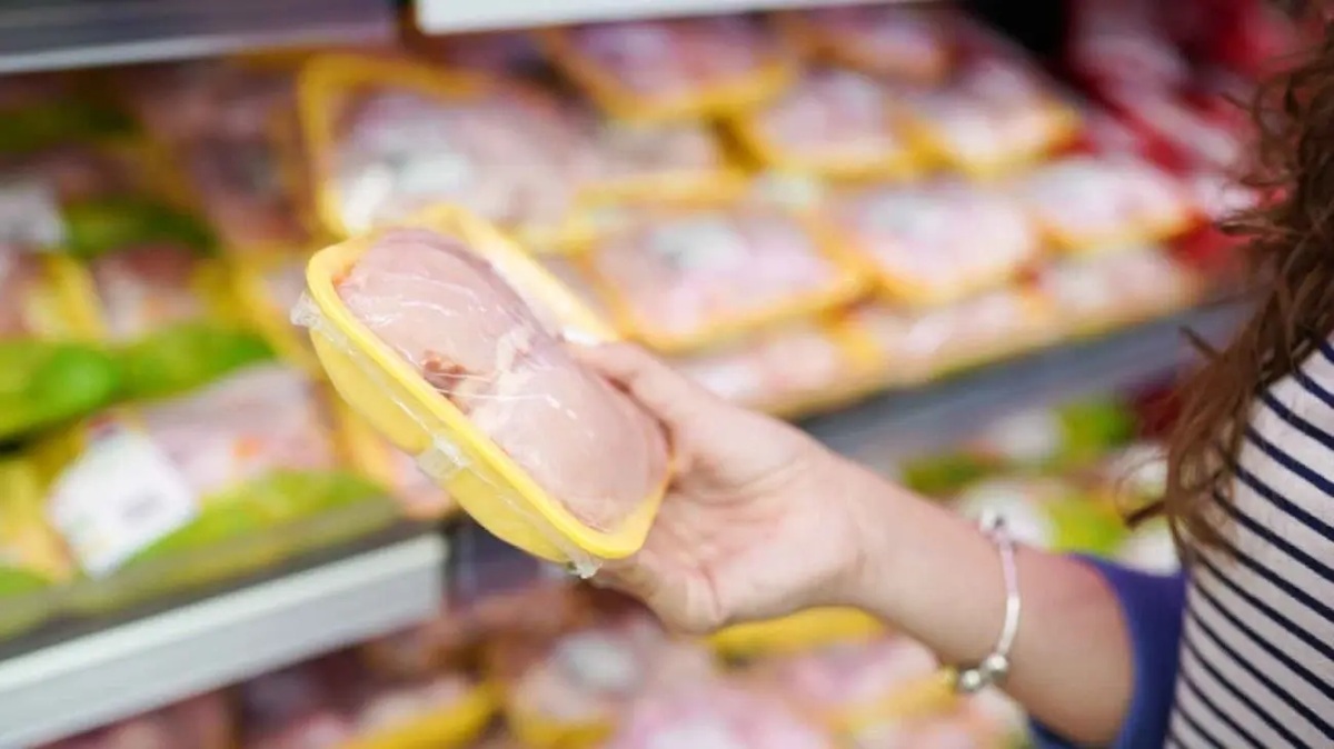 Carne de pollo a la venta en supermercado