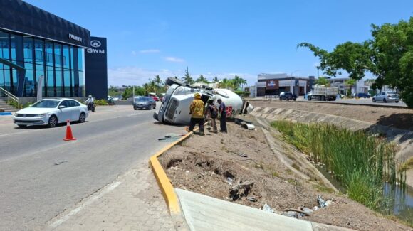 Se registra volcadura de camión revolvedora en Mazatlán
