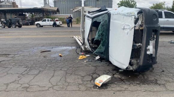 Choque y volcadura sobre la México 15, en Guasave deja a dos hombres lesionados