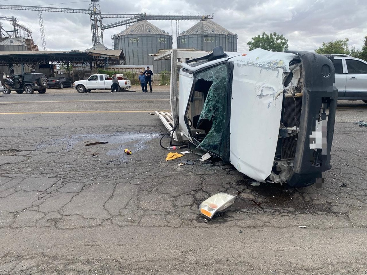 Choque y volcadura sobre la México 15, en Guasave deja a dos hombres lesionados