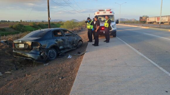 Dos jóvenes sufren volcadura por la carretera Mochis-Topolobampo