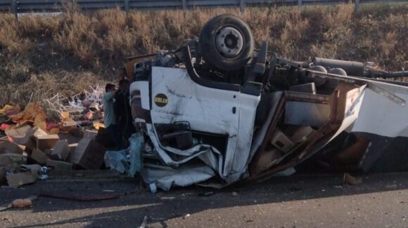Vuelca camión de carga en la carretera México 15, en Ahome