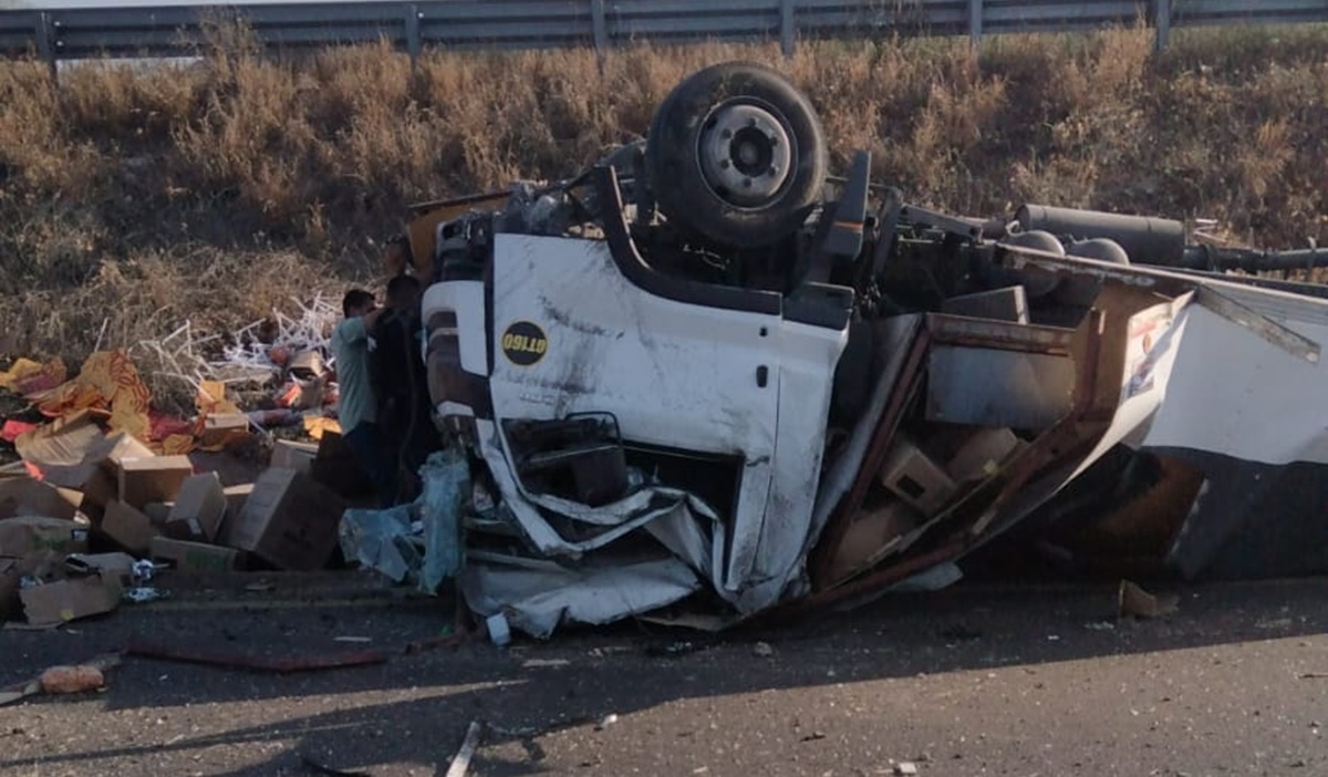 Vuelca camión de carga en la carretera México 15, en Ahome