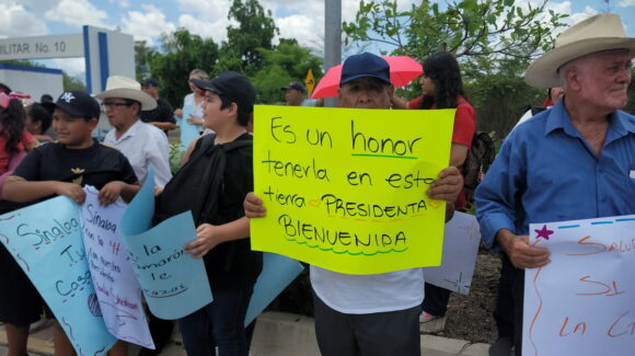 Con mensajes de apoyo y algunas peticiones, sinaloenses recibieron a Claudia Sheinbaum en Culiacán