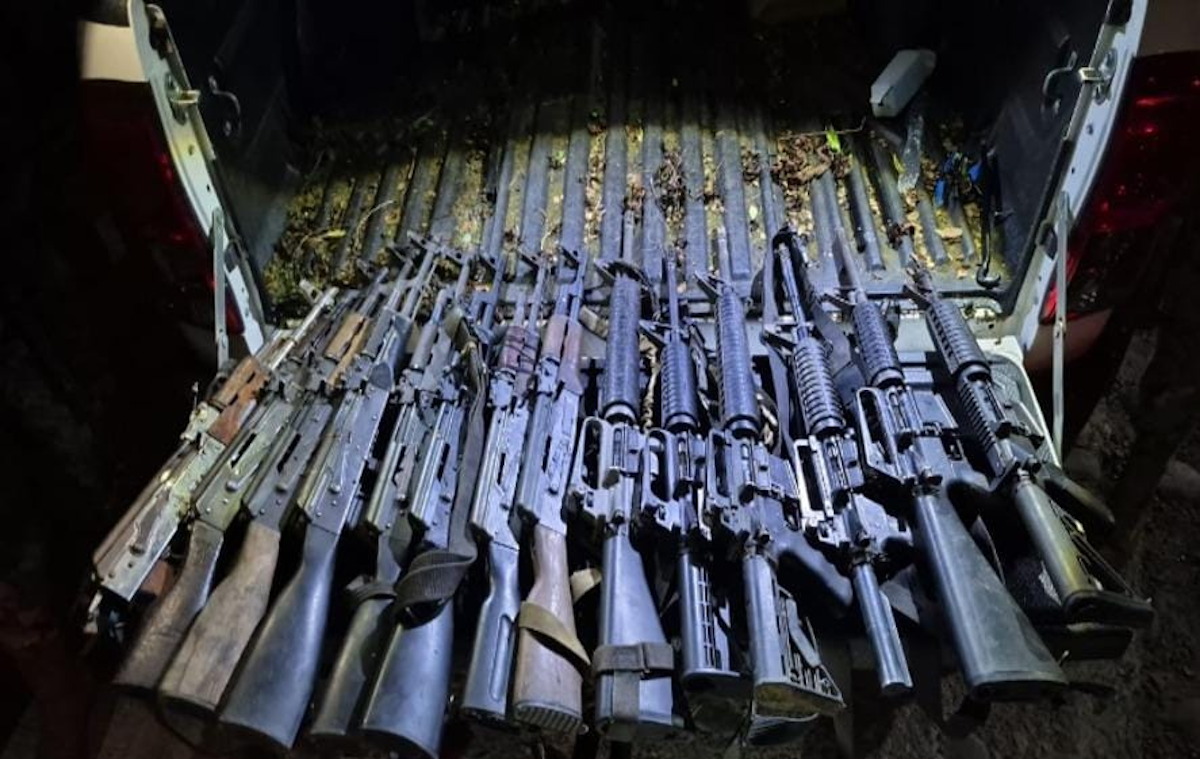 Aseguran Marinos vehículos, armas largas, explosivos y equipo táctico en Cosalá
