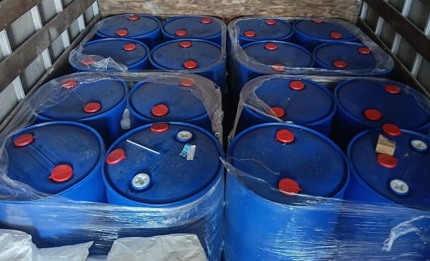 Autoridades aseguran camión de carga con precursores químicos en su interior en el puente La Costerita, en Culiacán
