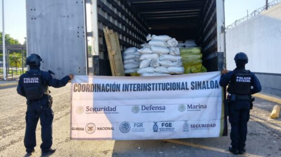 Autoridades aseguran camión de carga con precursores químicos en su interior en el puente La Costerita, en Culiacán 