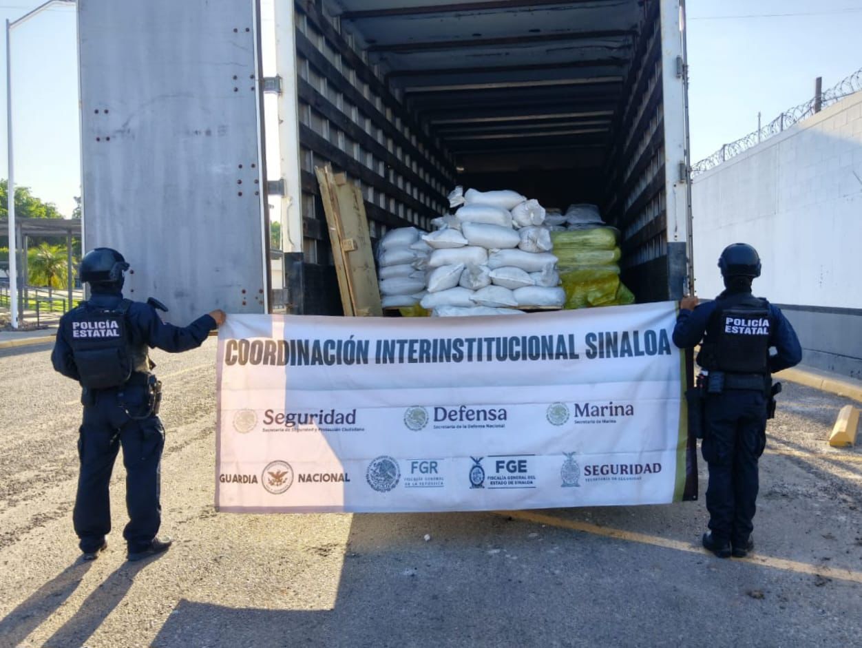 Autoridades aseguran camión de carga con precursores químicos en su interior en el puente La Costerita, en Culiacán