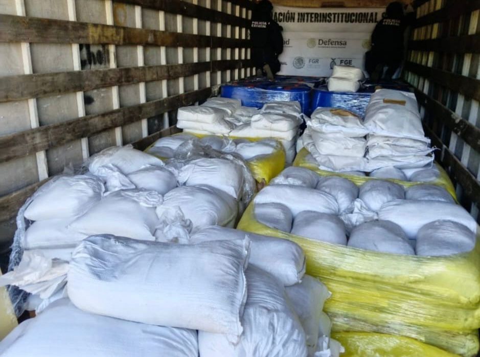 Autoridades aseguran camión de carga con precursores químicos en su interior en el puente La Costerita, en Culiacán