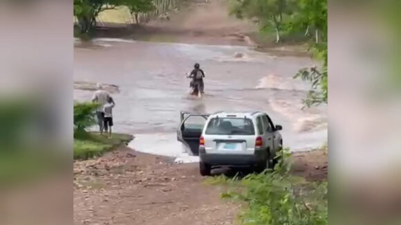 Aun con el arroyo crecido, motociclista se arriesga a cruzarlo en Cabrera de Inzunza; autoridades reiteran llamado a no exponerse