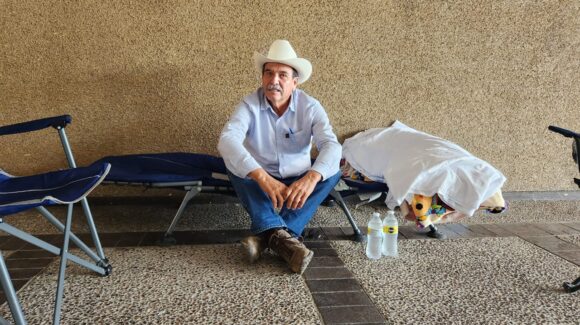 Inicia Baltazar Valdez huelga de hambre en Palacio de Gobierno por pagos pendientes al maíz