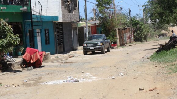 ‘Por basura’ se llenan de aguas negras en la colonia Felipe Ángeles de Mazatlán, JUMAPAM interviene con urgencia