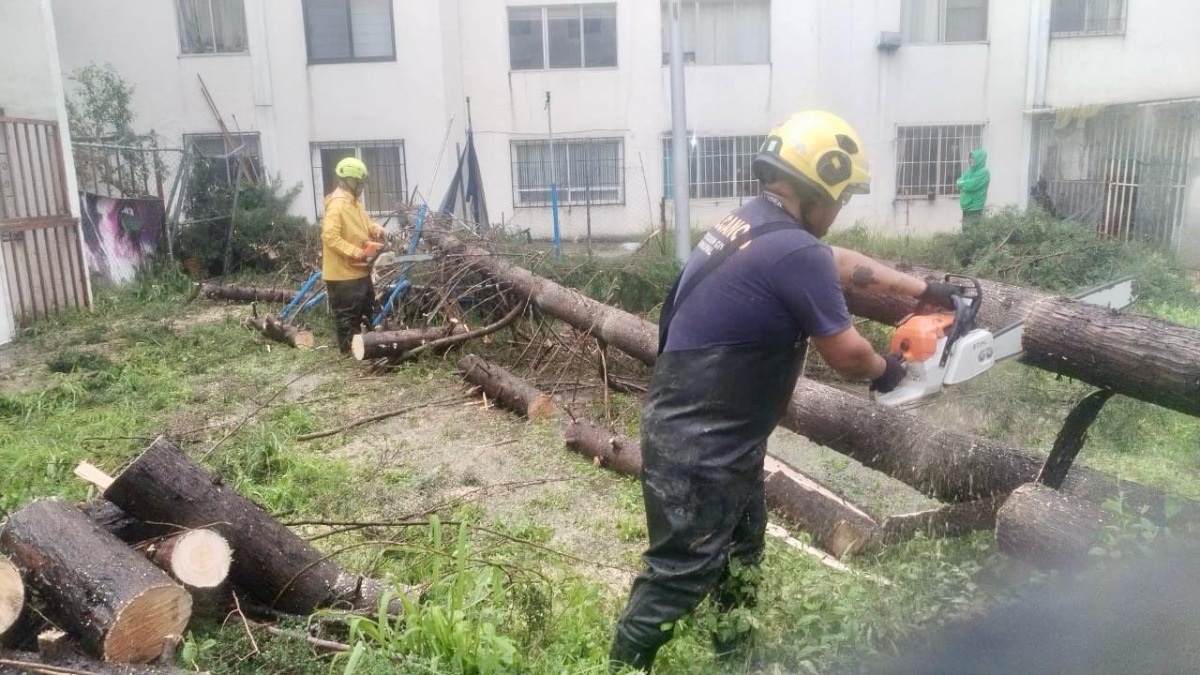 Bomberos apoyan en emergencias por lluvias