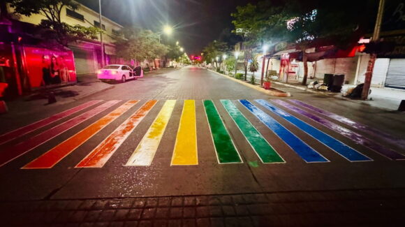 Cruce peatonal de Los Mochis es pintado con colores de la diversidad sexual
