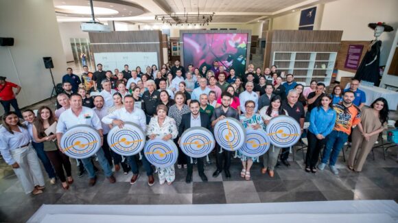 Identifícalos por su letrero luminoso, Canirac entrega insignia a 41 restaurantes en Guasave
