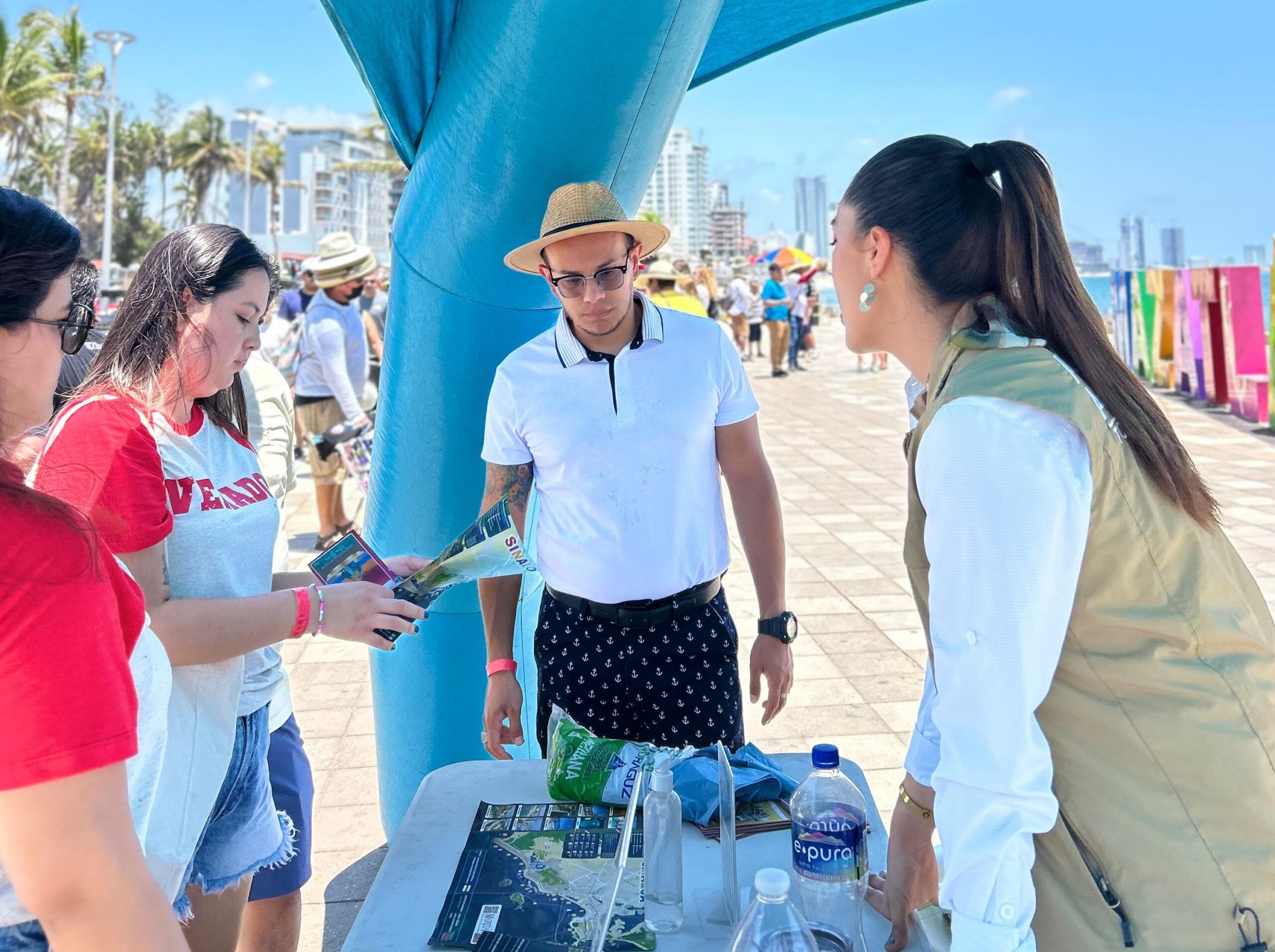 Capta atiende a turistas en Mazatlán
