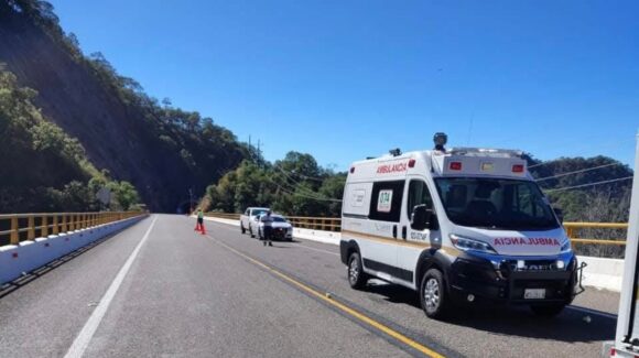 Volcadura de tráiler provoca cierre total de la autopista Mazatlán-Durango; conductor pierde la vida
