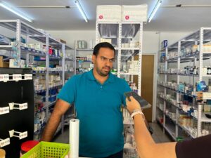 Juan Campos, encargado de farmacia