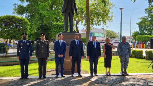 Con homenaje conmemoran el 153 aniversario luctuoso en memoria de Benito Juárez