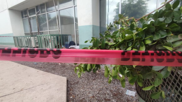 Rocha lamenta muerte de hombre enfermo afuera del HG de Los Mochis; pide averiguar si fue atendido