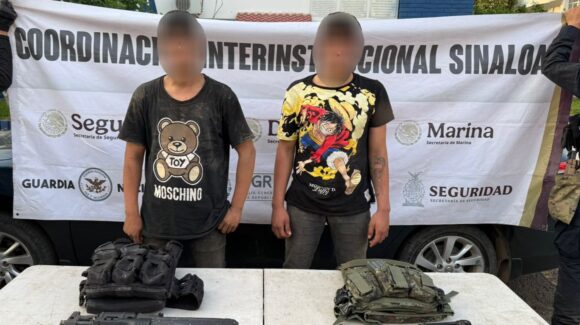 ¡Intentaron darse a la fuga! Detienen a 2 hombres con fuerte armamento en Navolato