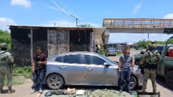Detienen a dos en Escuinapa y aseguran armas, municiones y vehículo