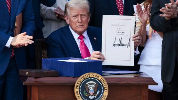 Trump firma su “mayor victoria” con la ley de recortes fiscales 