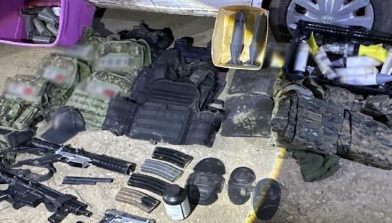 Ejército asegura armas, explosivos improvisados, equipo táctico y un vehículo en Aguaruto